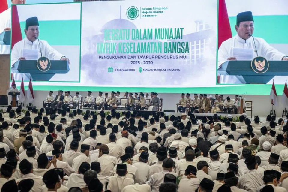 Presiden Prabowo Subianto (kiri) menyampaikan ucapan pada 7 Februari semasa majlis pelantikan barisan kepimpinan Majlis Ulama Indonesia (MUI) bagi tempoh 2025–2030 di Masjid Istiqlal, Jakarta.