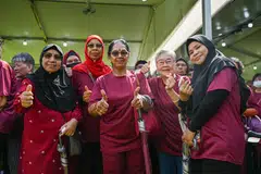 TURUN PADANG: Cik Hamidah Mohd Salleh (paling kanan) bersama penduduk Taman Jurong lain sanggup “turun padang” dari bahagian barat Singapura ke ibu pejabat Persatuan Rakyat di King’s George Avenue untuk melontarkan sokongan mereka bagi bakal calon presiden Encik Tharman Shanmugaratnam pada Selasa. 
