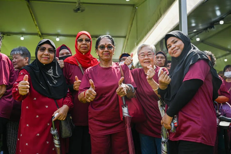 TURUN PADANG: Cik Hamidah Mohd Salleh (paling kanan) bersama penduduk Taman Jurong lain sanggup “turun padang” dari bahagian barat Singapura ke ibu pejabat Persatuan Rakyat di King’s George Avenue untuk melontarkan sokongan mereka bagi bakal calon presiden Encik Tharman Shanmugaratnam pada Selasa. 