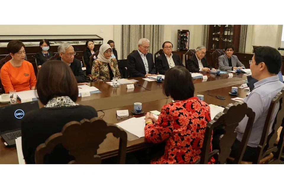TAKLIMAT: Puan Halimah Yacob dan Majlis Penasihat Presiden (CPA) sedang diberi taklimat oleh Kementerian Kewangan (MOF) mengenai Belanjawan 2023. - Foto MCI