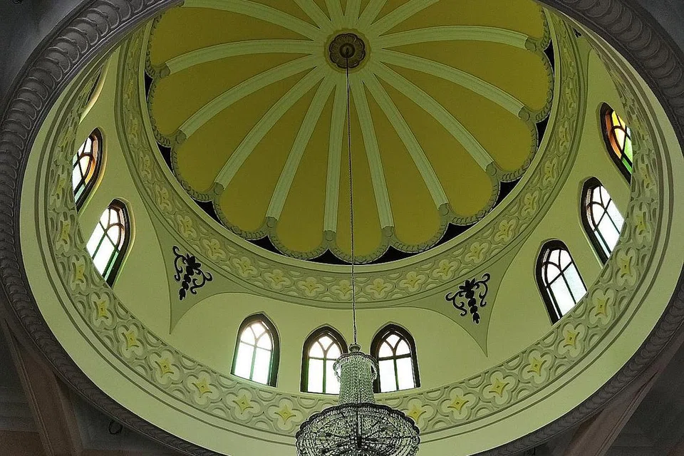 UNIK: Masjid Hajjah Fatimah dibina dengan gaya seni bina timur dan Eropah, seperti yang dilihat di dalam kubah berbentuk gaya Indo-Sarasenik. - Foto INIAZ RAHIM