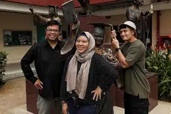 BAKAL MILIKI IJAZAH: (Dari kiri) Suhaimi Yusof, Ruby Mohd dan Fauzie Laily kini menuntut kursus peringkat sarjana muda Media dan Perhubungan di institusi MDIS. - Foto BM oleh JOEL CHAN