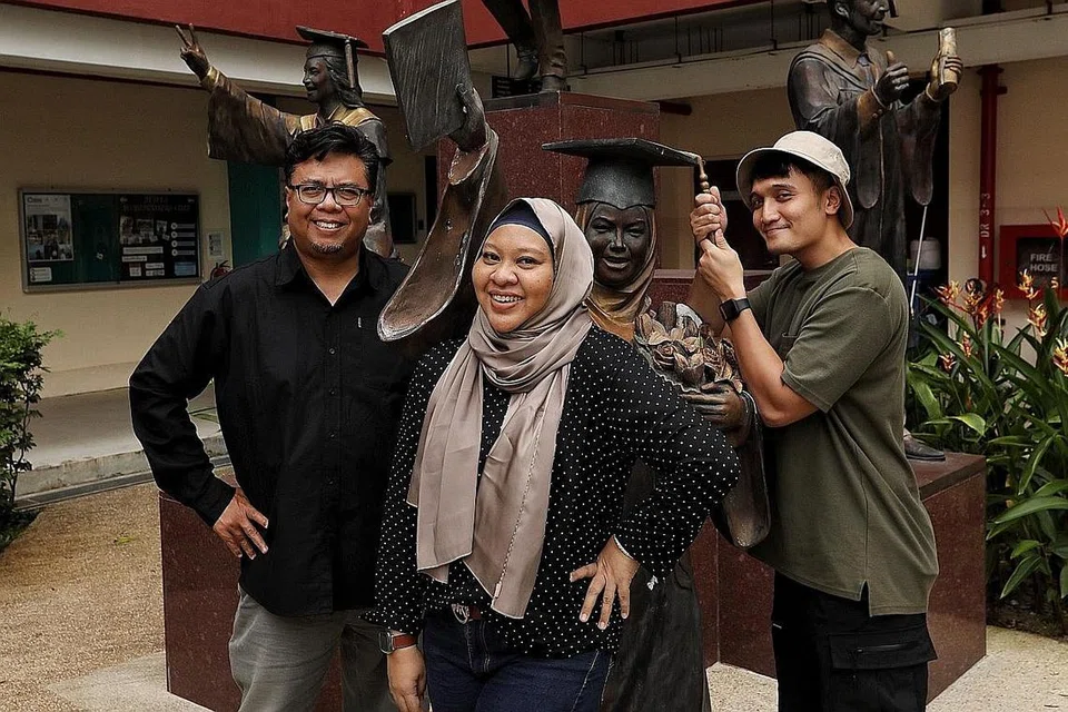 BAKAL MILIKI IJAZAH: (Dari kiri) Suhaimi Yusof, Ruby Mohd dan Fauzie Laily kini menuntut kursus peringkat sarjana muda Media dan Perhubungan di institusi MDIS. - Foto BM oleh JOEL CHAN