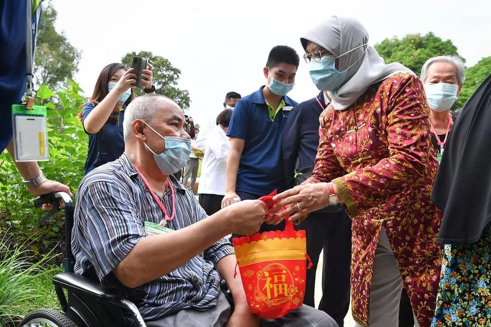 DISAMBUT PRESIDEN: Warga emas berkerusi roda, Encik Shariffuddin Ahmad (kiri), terharu menerima hadiah daripada Presiden Halimah Yacob di Istana pada 10 Februari lalu.- Foto-foto BH oleh CHONG JUN LIANG 