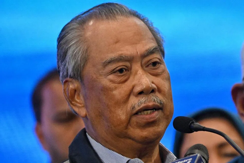 BINCANG BENTUK KERAJAAN BARU: Pemimpin PH, Datuk Seri Anwar, dilihat di luar Istana Negara selepas mengadakan pertemuan dengan Agong bersama-sama pemimpin PN, Tan Sri Muhyiddin (atas) semalam. - Foto AFP