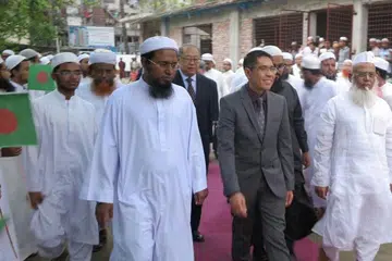 KUNJUNGI MADRASAH TEMPATAN: Dr Maliki bertukar pandangan dengan cendekiawan Islam semasa lawatan ke sebuah madrasah Bangladesh berhubung isu menangani penyebaran idea radikal. - Foto MFA