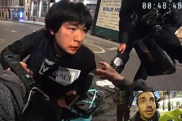 DISERANG SEMASA BERBASIKAL: Video oleh Youtuber Sherwin menunjukkan beliau bergegas untuk membantu Encik Hing yang berdarah akibat luka di mukanya. - Foto TANGKAP LAYAR YOUTUBE