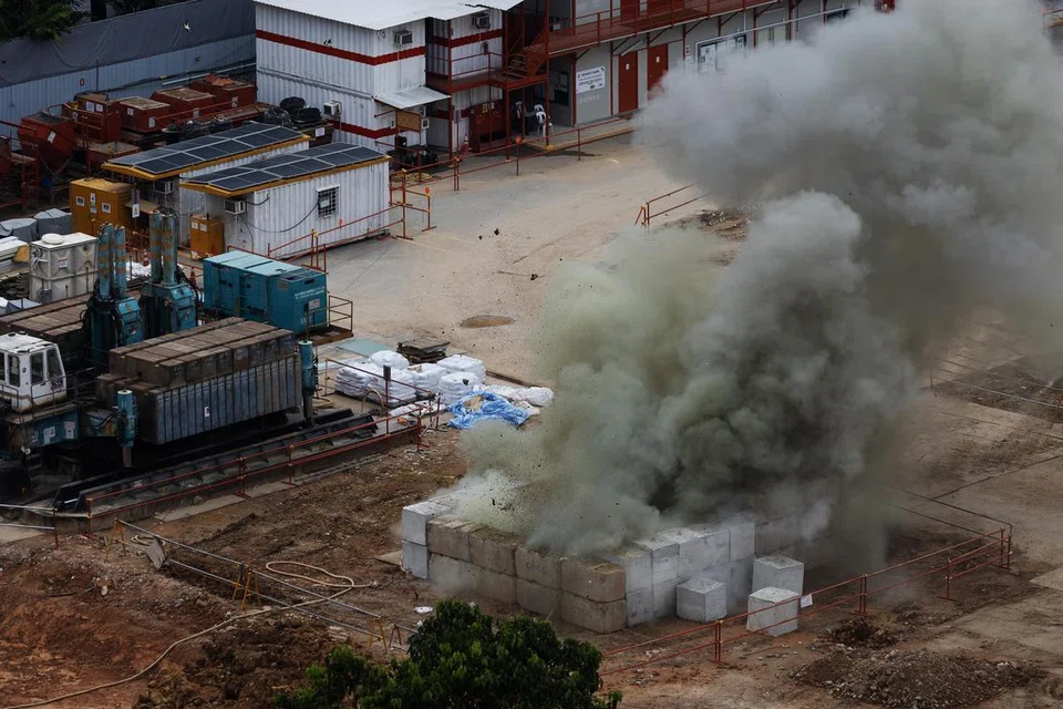 OPERASI BERJAYA: Bom Perang Dunia Kedua seberat 100 kilogram berjaya dimusnahkan menerusi operasi yang dijalankan pasukan Pelupusan Bahan Letupan (EOD) Angkatan Bersenjata Singapura (SAF) pada Selasa. 