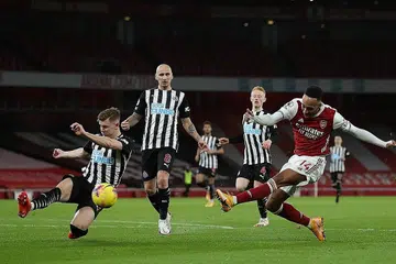 MENYENGAT SEMULA: Kapten dan penyerang Arsenal, Pierre-Emerick Aubameyang (jersi merah), menyumbatkan dua gol untuk membantu pasukannya melakar kemenangan 3-0 ke atas Newcastle. - Foto AFP