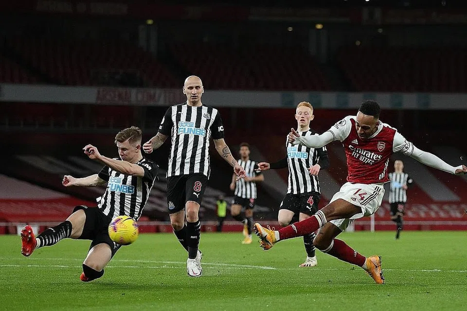 MENYENGAT SEMULA: Kapten dan penyerang Arsenal, Pierre-Emerick Aubameyang (jersi merah), menyumbatkan dua gol untuk membantu pasukannya melakar kemenangan 3-0 ke atas Newcastle. - Foto AFP