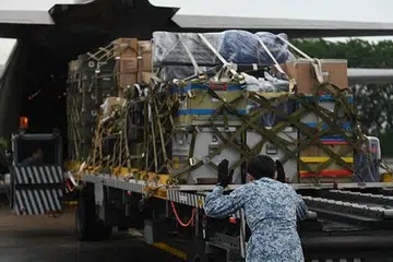 SALUR BANTUAN: Angkatan Udara Republik Singapura (RSAF) membawa bekalan perubatan pagi semalam ke Kathmandu, Nepal, dengan dua pesawat RSAF C-130. - Foto MINDEF SINGAPORE