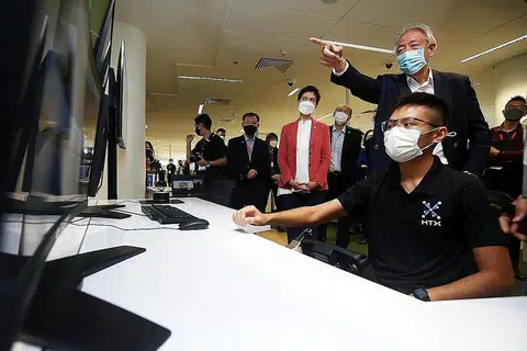 PANTAU TEKNOLOGI: Encik Teo Chee Hean (baris belakang, dua dari kanan) dan Menteri Perhubungan dan Penerangan, Cik Josephine Teo (tengah), melakukan lawatan ke pameran Kapal Permukaan Tanpa Pemandu di Sidang Puncak TechX diadakan di The Theatre at Mediacorp semalam. - Foto ZAOBAO