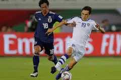BERMAIN BAIK: Pemain handalan Jepun, Tsukasa Shiotani (kiri), cuba merampas bola daripada pemain Uzbekistan, Otabek Shukurov. - Foto REUTERS