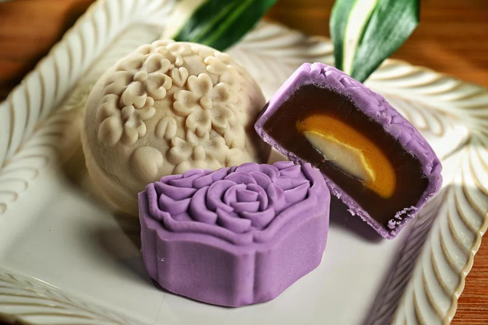 PERISA SEDAP: (Dari kiri) ‘Oriental Pearl’ dan ‘Violet Harmony’ merupakan perisa yang lebih moden dan enak daripada perisa tradisional yang mempunyai inti teratai dan kuning telur asin. 