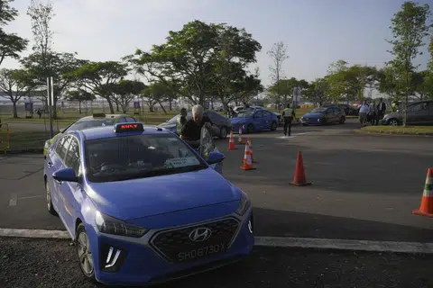 Bagi menghentikan kemerosotan dalam bilangan teksi di sini, syarat kawal selia akan diubah untuk mengurangkan kos operasi dan kadar sewa kenderaan bagi pengendali teksi.