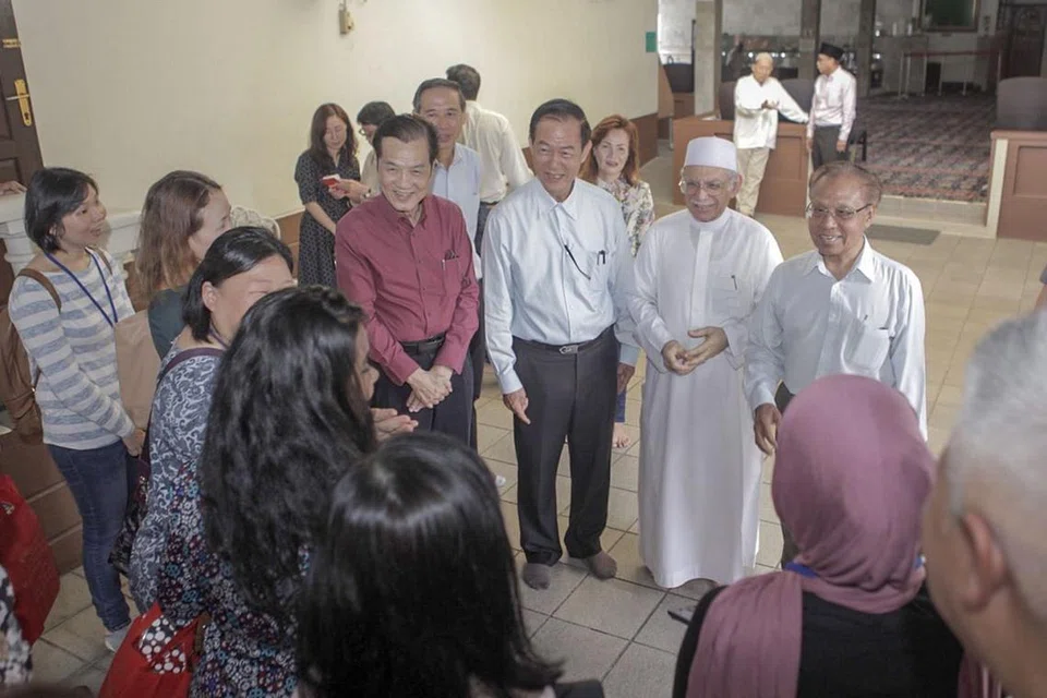 JALINAN ISTIMEWA: Habib Hassan (bersongkok) menerima kunjungan rombongan Singapore Buddhist Lodge (SBL) di Masjid Ba'alwie semalam dalam majlis penyerahan beras kepada masjid di Singapura menjelang Ramadan. - Foto BH oleh IQBAL FAIZAL