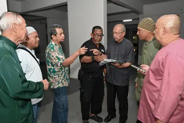 (Dari kiri) Encik Kamsani Kasan, Encik Jasmi Baba, Encik Rahim Abdul Latiff, Encik Buang Joani, Encik Abdul Rahman Surdi, Encik Mazri Zainon dan Encik Suhaemi Enan merupakan anggota kumpulan Masyarakat Islam Jurong West (MIJW).