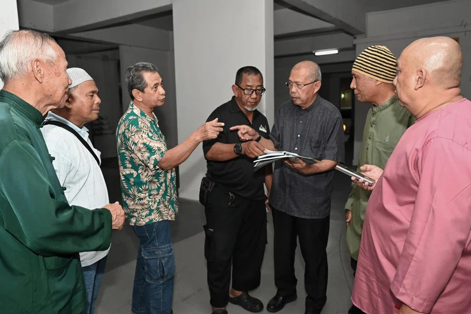 (Dari kiri) Encik Kamsani Kasan, Encik Jasmi Baba, Encik Rahim Abdul Latiff, Encik Buang Joani, Encik Abdul Rahman Surdi, Encik Mazri Zainon dan Encik Suhaemi Enan merupakan anggota kumpulan Masyarakat Islam Jurong West (MIJW).