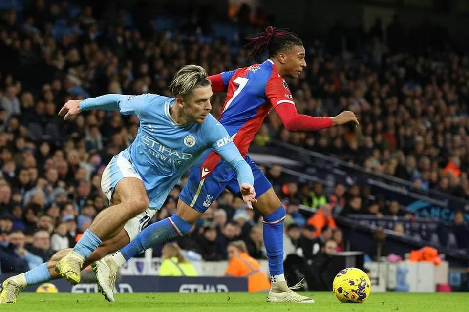 PENUH DEBARAN: Michael Olise dari Crystal Palace beraksi menentang Jack Grealish dari Manchester City di Liga Perdana England.
