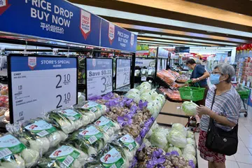 Penguasa Kewangan Singapura (MAS) dan Kementerian Perdagangan dan Perusahaan (MTI) berkata walaupun inflasi perkhidmatan mengalami sedikit turun naik, disebabkan terutamanya oleh kos perjalanan ke luar negara, ia kekal pada aliran yang sederhana dan akan terus turun sepanjang tahun.
ST20240213_202424398926