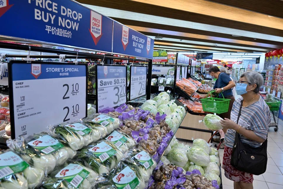Penguasa Kewangan Singapura (MAS) dan Kementerian Perdagangan dan Perusahaan (MTI) berkata walaupun inflasi perkhidmatan mengalami sedikit turun naik, disebabkan terutamanya oleh kos perjalanan ke luar negara, ia kekal pada aliran yang sederhana dan akan terus turun sepanjang tahun.
ST20240213_202424398926