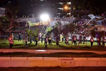 OPERASI MENYELAMAT: Pegawai Pasukan Pertahanan Awam Singapura (SCDF) turun padang bagi operasi mencari dan menyelamat menyusuli kejadian struktur runtuh di PIE pada sekitar 3.30 pagi semalam. Seorang pekerja terkorban dan 10 lagi cedera. - Foto-foto THE STRAITS TIMES