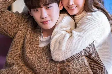 CINTA ORANG DEWASA: 'Romance Is A Bonus Book' yang dibintangi Lee Na Young (kanan) Lee Jong Suk dijangka lebih menarik bagi penonton lebih matang kerana jalan cerita mengenali peluang kedua untuk membina kerjaya dan hubungan cinta. - Foto NETFLIX