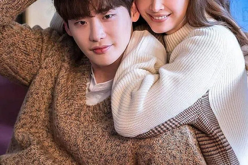 CINTA ORANG DEWASA: 'Romance Is A Bonus Book' yang dibintangi Lee Na Young (kanan) Lee Jong Suk dijangka lebih menarik bagi penonton lebih matang kerana jalan cerita mengenali peluang kedua untuk membina kerjaya dan hubungan cinta. - Foto NETFLIX