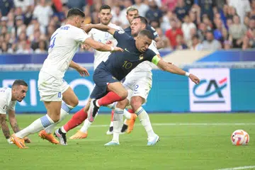 JARINGKAN GOL: Kylian Mbappe (tengah) menjaringkan gol menerusi penalti di separuh masa kedua untuk muncul sebagai penjaring gol terbanyak Perancis sepanjang satu musim dengan 54 gol untuk kelab serta pasukan negaranya. Beliau mengatasi rekod sebelum ini yang dipegang Just Fontaine pada 1957 hingga 1958.