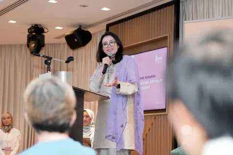 Presiden PPIS, Cik Hazlina Abdul Halim, mengetengahkan dapatan Kajian Wanita Muslim Singapura (AMWR) yang mengenal pasti tanggungjawab keluarga sebagai cabaran utama bagi wanita dalam mencapai aspirasi profesional.