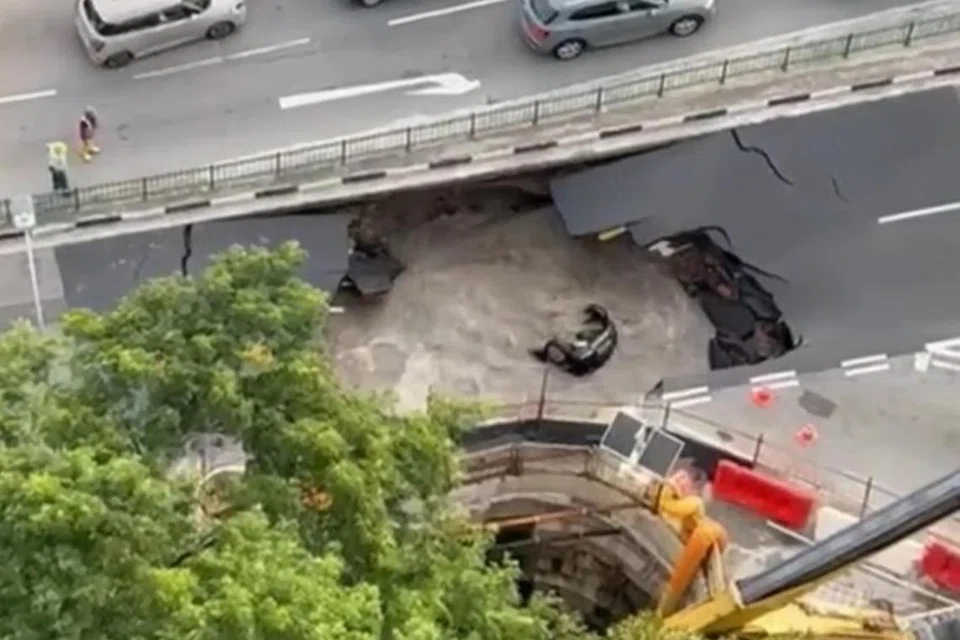 Menurut agensi air negara PUB, lubang benam yang terbentuk sekitar 5 petang pada 26 Julai itu telah menjejas dua lorong jalan, dan sebuah kenderaan turut terjatuh ke dalam lubang tersebut.