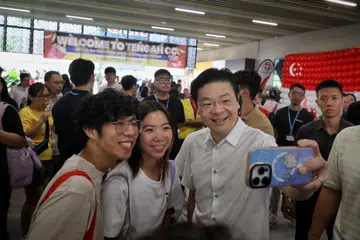 Perdana Menteri, Encik Lawrence Wong, beramah mesra dengan para penduduk di perasmian pembukaan Kelab Masyarakat Tengah pada 22 Mac.