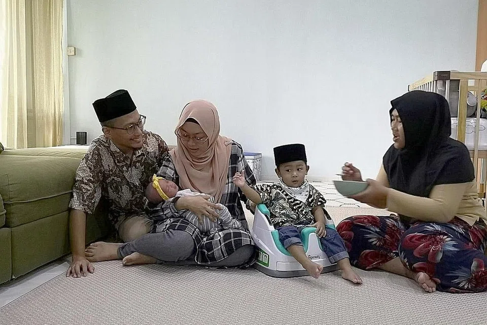 BERSYUKUR ADA BANTUAN: Sekalipun kini lebih sukar dan lebih mahal untuk mendapatkan pembantu rumah, Cik Nurayu (dua dari kiri) dan suaminya, Encik Mohamad Shaifuddin Masdar, bersyukur mendapat seorang pembantu rumah bagi meringankan tugas menjaga dua anak kecil mereka. - Foto ihsan NURAYU SAFARUAN