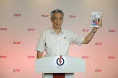 LANCAR MANIFESTO: (Atas) Manifesto PAP yang dilancarkan PM Lee Hsien Loong, 'Kehidupan Kita, Pekerjaan Kita, Masa Depan Kita', beri tumpuan pada cara semua pihak bekerjasama untuk mengatasi krisis generasi ini; ketua WP, Encik Pritam Singh, berkata manifesto parti itu, 'Pastikan Undi Anda Berkesan', mahukan AP pembangkang bagi memperkukuh demokrasi Singapura; ketua SDP, Dr Chee Soon Juan, berkata manifesto parti itu, 'Jalan Ke Hadapan', merangkumi responsnya terhadap situasi pandemik Covid-19; ketua PSP, Dr Tan Cheng Bock, berkata manifesto partinya, 'Anda Layak Terima Lebih Baik', menetapkan visinya dalam tiga bidang utama, iaitu pembangunan ekonomi, pembangunan sosial dan pembangunan politik; - Foto-foto PAP, WP, PSP dan SDP