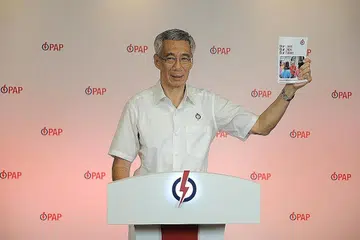LANCAR MANIFESTO: (Atas) Manifesto PAP yang dilancarkan PM Lee Hsien Loong, 'Kehidupan Kita, Pekerjaan Kita, Masa Depan Kita', beri tumpuan pada cara semua pihak bekerjasama untuk mengatasi krisis generasi ini; ketua WP, Encik Pritam Singh, berkata manifesto parti itu, 'Pastikan Undi Anda Berkesan', mahukan AP pembangkang bagi memperkukuh demokrasi Singapura; ketua SDP, Dr Chee Soon Juan, berkata manifesto parti itu, 'Jalan Ke Hadapan', merangkumi responsnya terhadap situasi pandemik Covid-19; ketua PSP, Dr Tan Cheng Bock, berkata manifesto partinya, 'Anda Layak Terima Lebih Baik', menetapkan visinya dalam tiga bidang utama, iaitu pembangunan ekonomi, pembangunan sosial dan pembangunan politik; - Foto-foto PAP, WP, PSP dan SDP