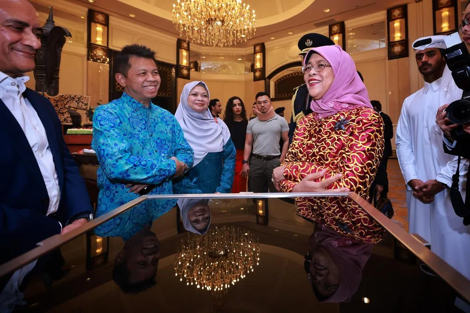 RAMAH DAN SEDIA BERINTERAKSI: Keperibadian Puan Halimah yang sedia bertemu dengan setiap warga Singapura yang hadir di jamuan makan malam untuk warga yang menetap di Qatar, merupakan antara faktor beliau disukai dan dihormati ramai. 