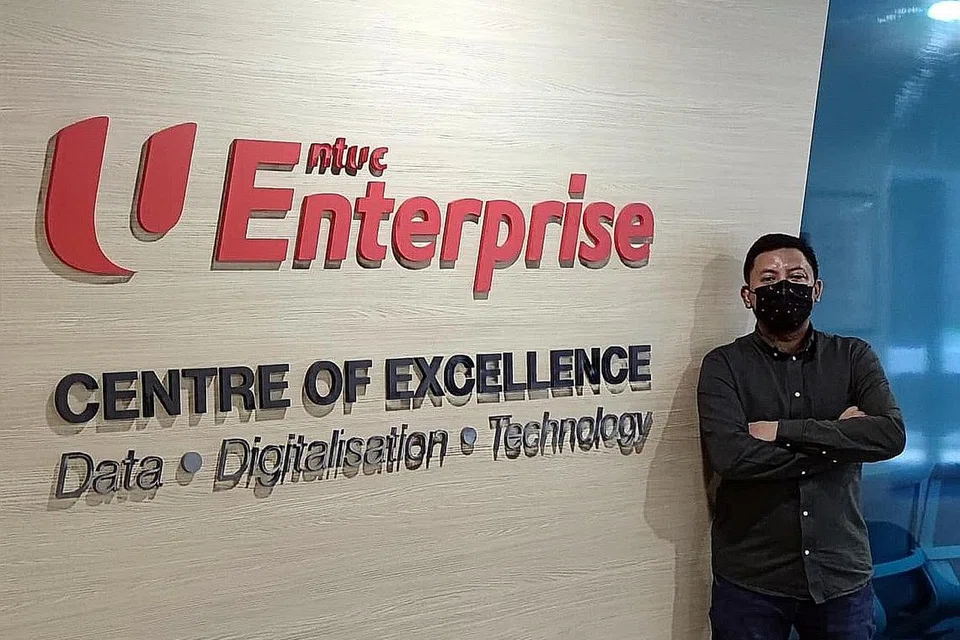 PENCETUS MINAT: Encik Ilmi mula berminat dengan pengkomputeran awan sewaktu menonton Netflix. Kini beliau menyandang jawatan sebagai Ketua Pusat Data dan Operasi Perawanan di NTUC Enterprise. - Foto ihsan MUHAMMAD ILMI SHAH