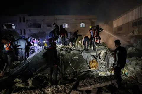SERUAN GENCATAN SEMAKIN MENINGKAT: Para anggota bomba dan penduduk berganding bahu mencari mangsa dalam runtuhan bangunan ekoran pengeboman Israel di Rafah, selatan Gaza, pada 18 Disember.
