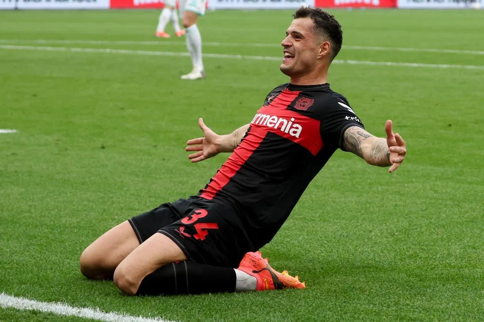 Pemain tengah Granit Xhaka menjaringkan gol kedua Leverkusen dalam kemenangan 5-0 mereka ke atas Werder untuk mengesahkan kejuaraan Bundesliga pertama mereka. 