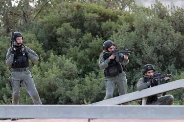 KAWALAN DITINGKAT: Anggota pasukan keselamatan Israel mengawal kawasan berhampiran pusat pemeriksaan di pinggir Sderot pada 8 Oktober 2023 menyusuli serangan Hamas ke dalam wilayah Israel.