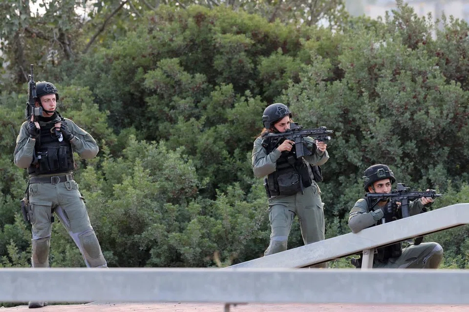 KAWALAN DITINGKAT: Anggota pasukan keselamatan Israel mengawal kawasan berhampiran pusat pemeriksaan di pinggir Sderot pada 8 Oktober 2023 menyusuli serangan Hamas ke dalam wilayah Israel.