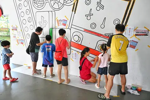 Para penduduk Fernvale mewarnakan mural di kolong blok 471B Fernvale pada pagi 20 Julai, yang menampilkan permainan tradisional seperti Congkak, Mahjong dan bola sepak takraw. 