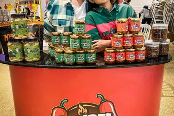 Penyanyi Sufi Rashid dan isterinya Cik Nurulain Md Yusof menjual produk khas buatan mereka ‘Sambel Biniku’ dan ‘Krispy Yolks’. 