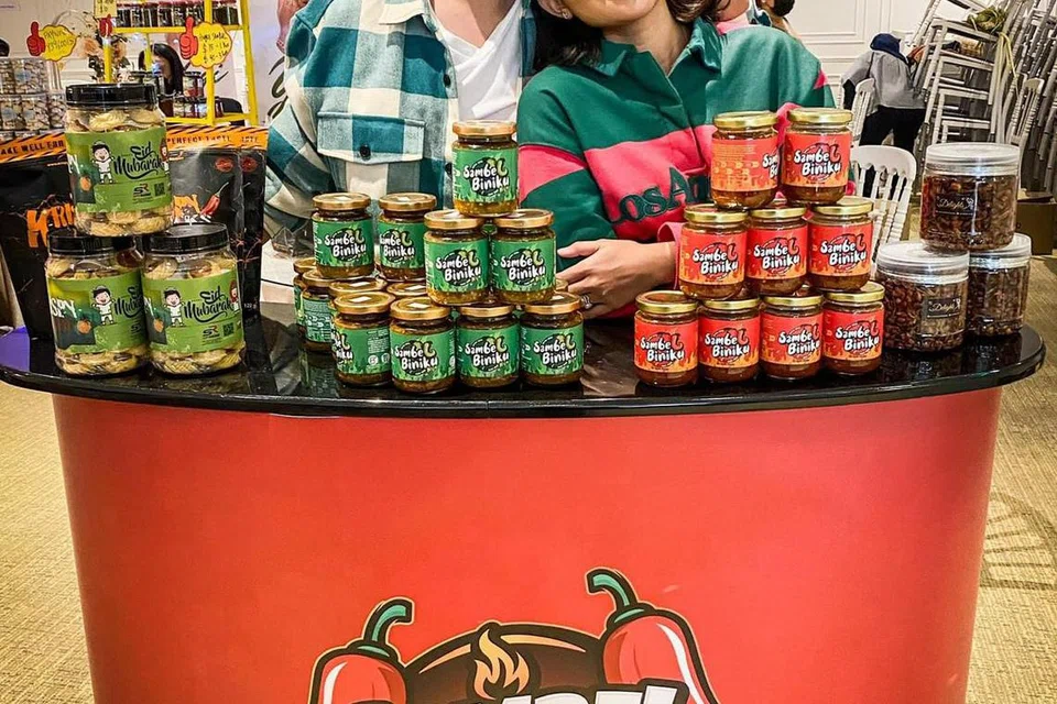 Penyanyi Sufi Rashid dan isterinya Cik Nurulain Md Yusof menjual produk khas buatan mereka ‘Sambel Biniku’ dan ‘Krispy Yolks’. 