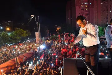 KEMPEN POSITIF BERBALOI: Mayor Istanbul yang baru dipilih, Encik Ekrem Imamoglu daripada Parti Rakyat Republik (CHP), meraikan kemenangan bersama penyokongnya. - Foto EPA-EFE