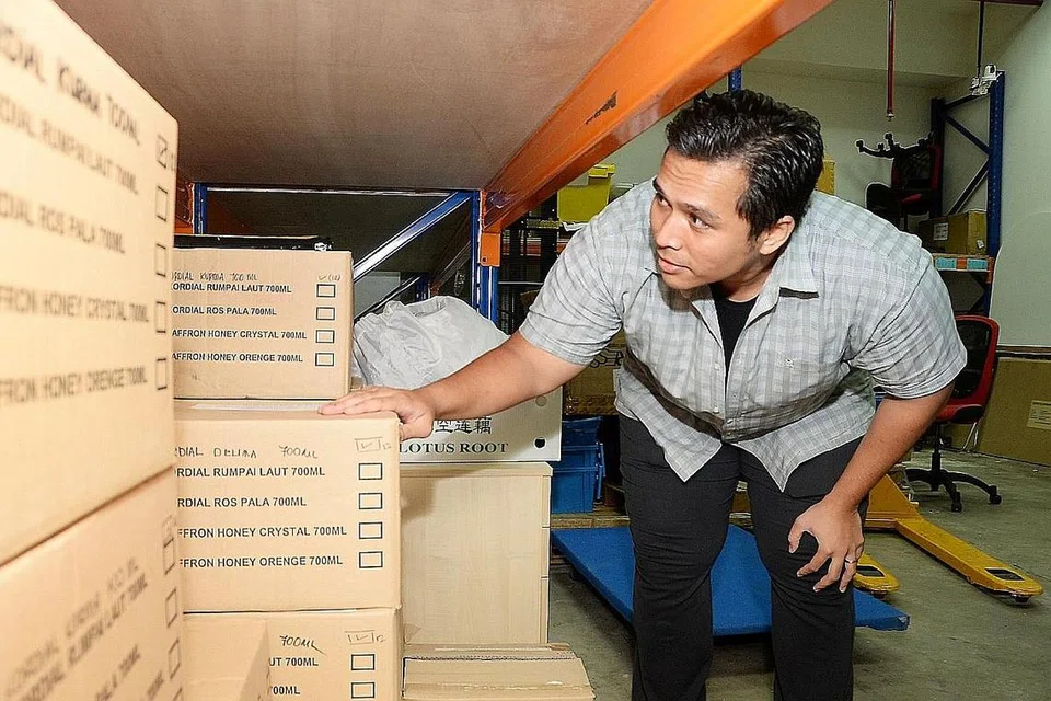 BISNES BERTAMBAH, BOS JADI 'DREBAR': Encik Syafiq Yusoff sendiri terpaksa membuat penghantaran kerana tempahan pada awal pelancaran Prime Now melebihi jangkaan. Syarikatnya pula bak klinik apabila "ramai orang, tidak kira bangsa" datang beratur untuk bekerja sebagai pemandu penghantaran. - Foto JOHARI RAHMAT