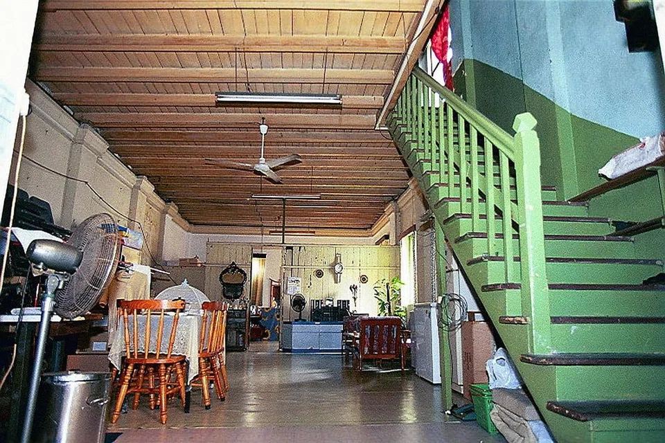 DIABADI DALAM BENTUK GAMBAR: (gambari atas) Beginilah pemandangan sebahagian dewan serbaguna atau estal di tingkat 1 rumah kedai PPGC sebelum ia dikosongkan. Katil berbingkai besi yang digunakan dan menjadi aset kebanggaan setiap keluarga yang tinggal di PPGC. Ia ditinggikan sekitar empat kaki bagi membolehkan anak-anak kecil tidur di kolongnya. Encik Abdul Karim, Encik Borhan, Encik Abdul Sarip dan Encik Gazali menyingkap kenangan semasa membelek buku Ponthuk Bawean di Singapura. - Foto fail, MBS dan ISMAIL ALI