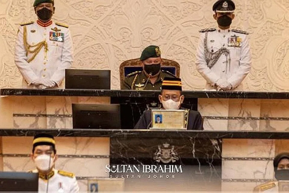 TITAH DIRAJA: Sultan Ibrahim (atas, tengah) ketika bertitah pada pembukaan rasmi Mesyuarat Pertama Bagi Penggal Persidangan Keempat DUN Johor ke-14 semalam. - Foto FACEBOOK SULTAN IBRAHIM SULTAN ISKANDAR