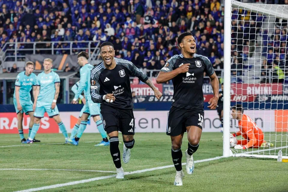 Penyerang Aston Villa, Ollie Watkins (kanan) meraikan gol kedua berdepan Bologna pada suku akhir pertama Liga Europa di Stadio Renato Dall’Ara, Bologna. Villa menang 3-1.