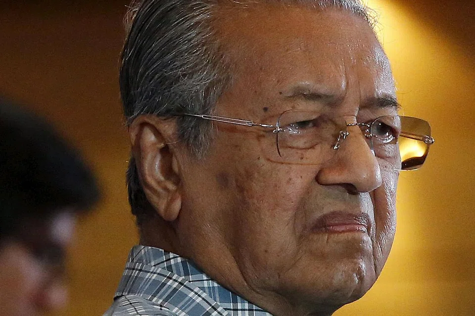 DR MAHATHIR: Dakwa BN menang ekoran memberi wang dan barang. - Foto REUTERS